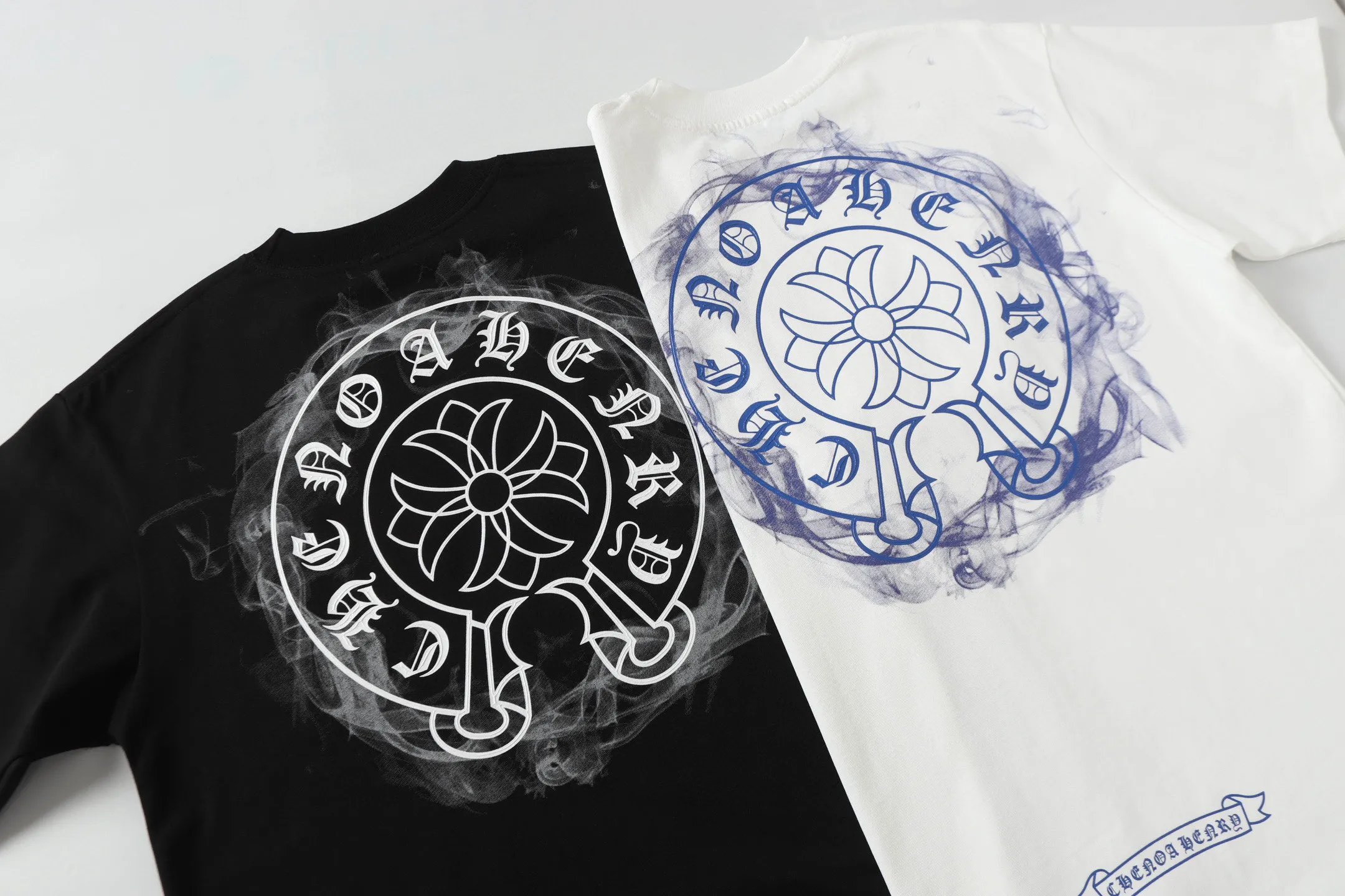 🅿️170 CH/Cro Heart 25ss front and back logo printed logo round neck short sleeves. Fabric: Made of 280g double yarn smooth fabric, high temperature pre-shrunk. The weight is up to 300g. It is equipped with 1x1 thread in the same cylinder. It is not easy to deform after repeated washing. Workmanship: positioning and cutting, oversize loose version, imported glue dot printing. Accessories: original supporting accessories. Color: black white Size: XS-L